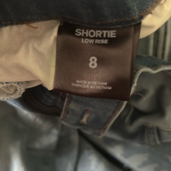 Unbranded Shortie Low Rise Skinny Jeans w/ Leaf Print detailing Women’s 8 •EUC - Picture 3 of 3